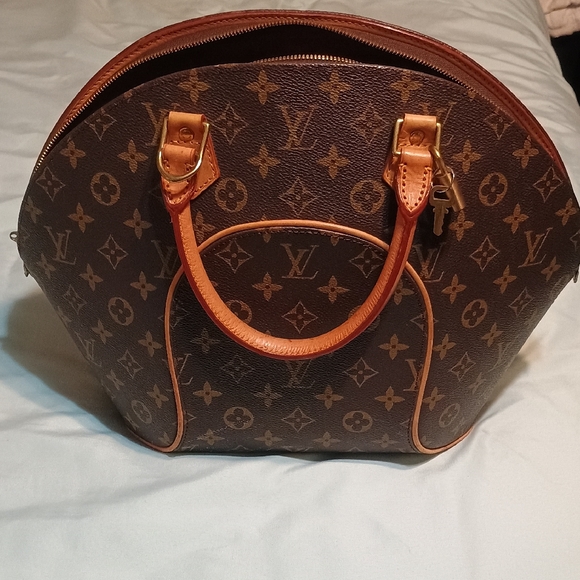 Louis Vuitton Handbags - Louis Vuitton Classic Monogram Shoulder Bag